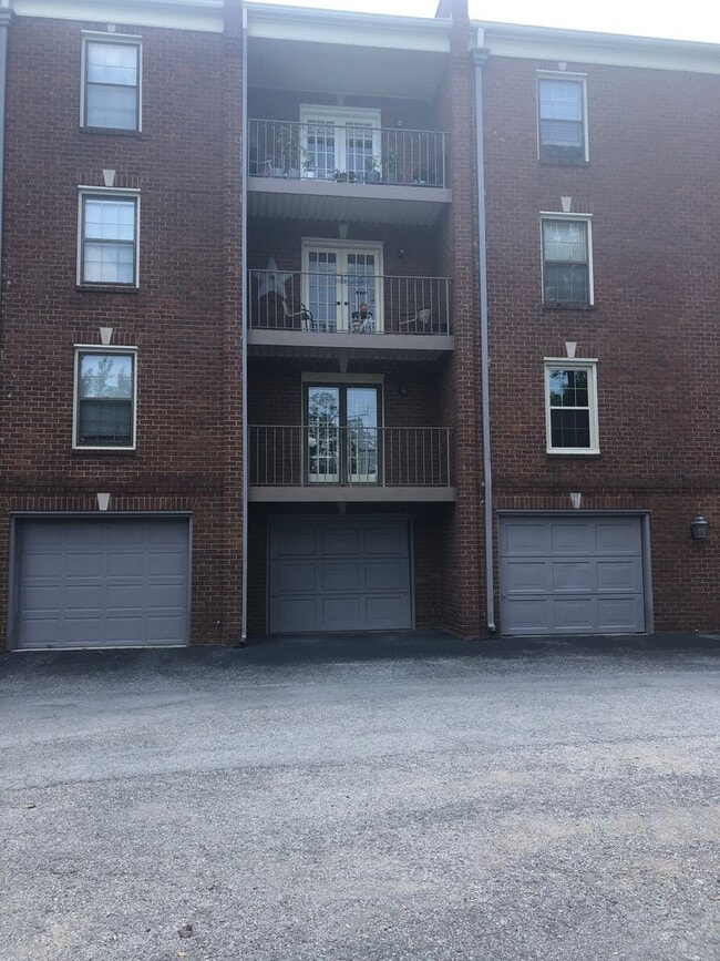 Photo - 2 Bed/2 Bath Condo located in Green Hills only minutes to Vandy and Easy Interstate Access, 1 Car...