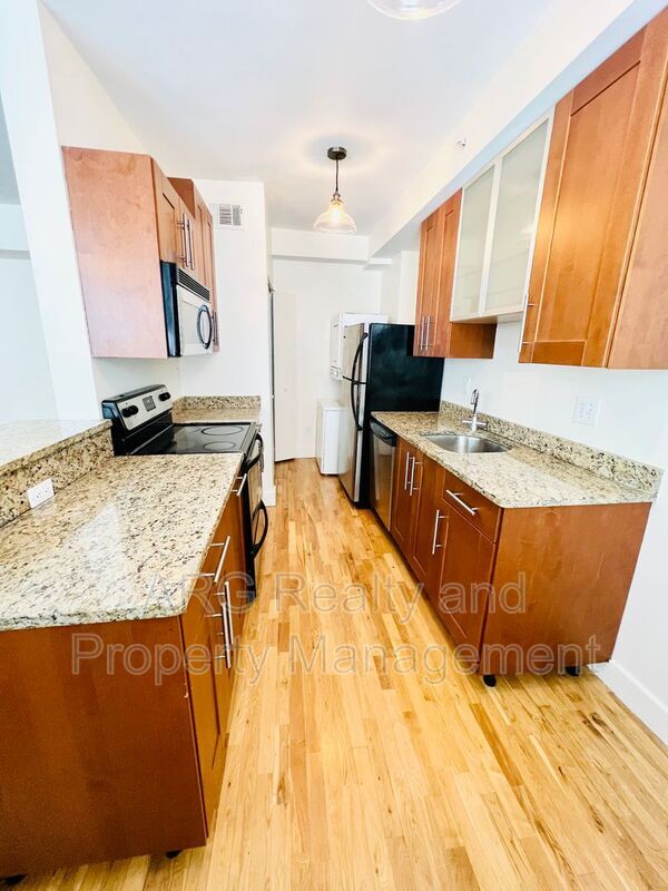 Photo - 373 Moreland Ave NE