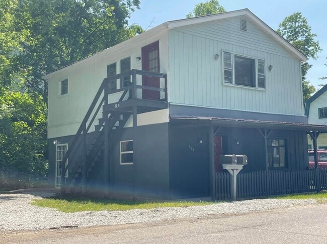 Photo - 223 Edgington Ln Unit Upper