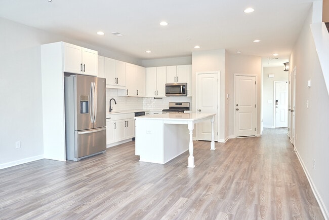Photo - 2890 Regal Park Dr NW