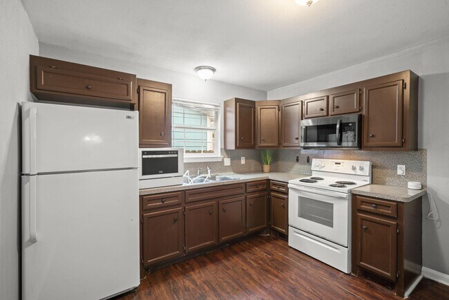 Photo - 240 N York St