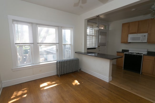 Photo - Lincoln Square / Ravenswood - 2 Bed / 1 Bath - Heat Included Unit 1911-3