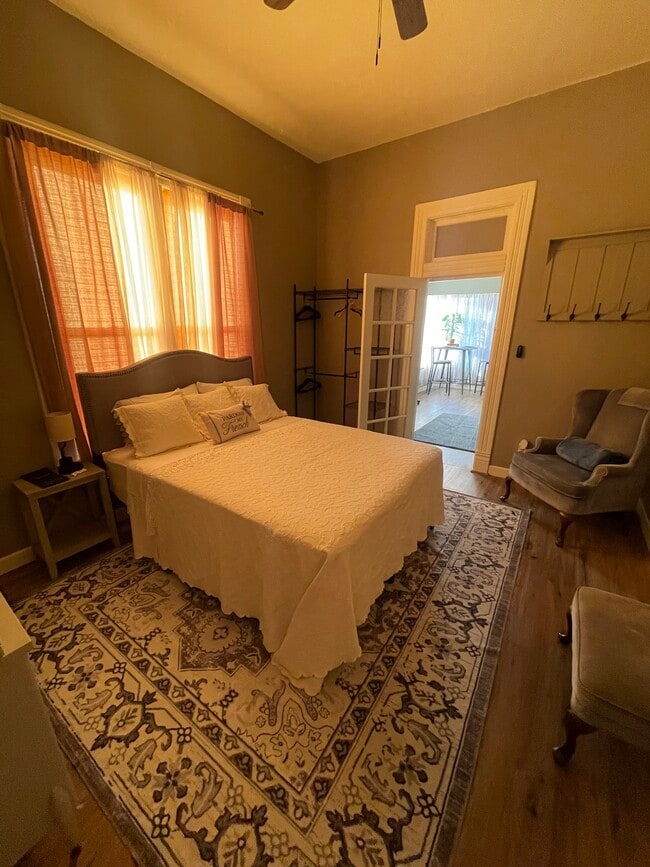 Building Photo - 230 W Myrtle St Unit 230-A