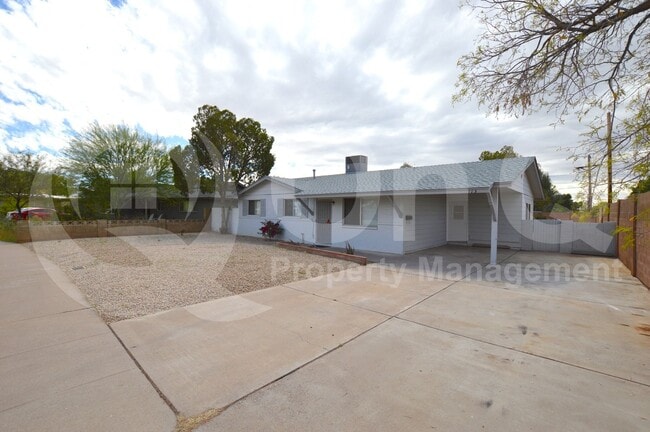 Building Photo - 713 E Campus Dr Rental