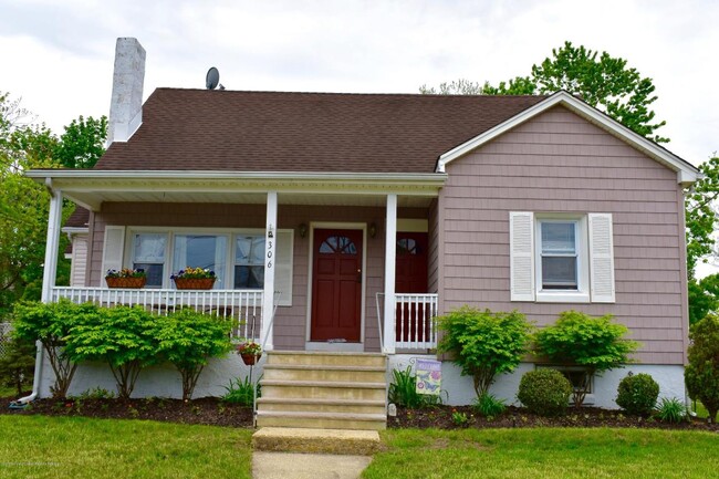 Front of House - 306 Cedar St Townhome