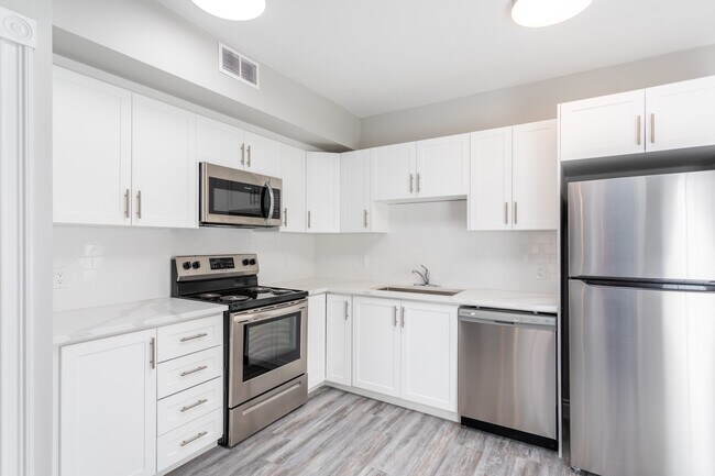 Building Photo - Spacious and Trendy 2 bedroom Rental Unit 2