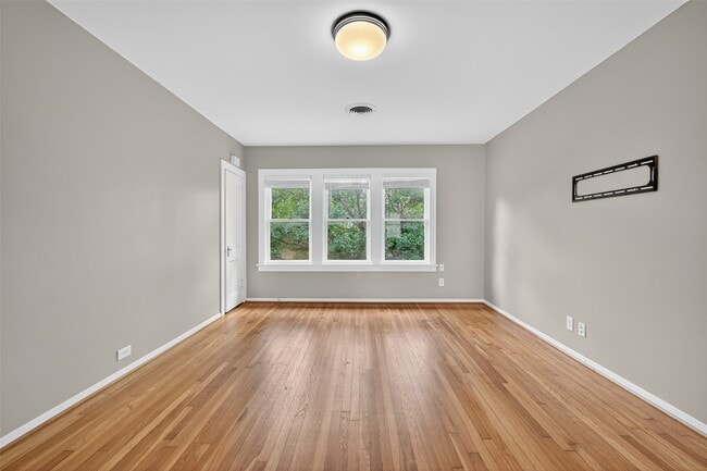 Building Photo - 2343 Wroxton Rd