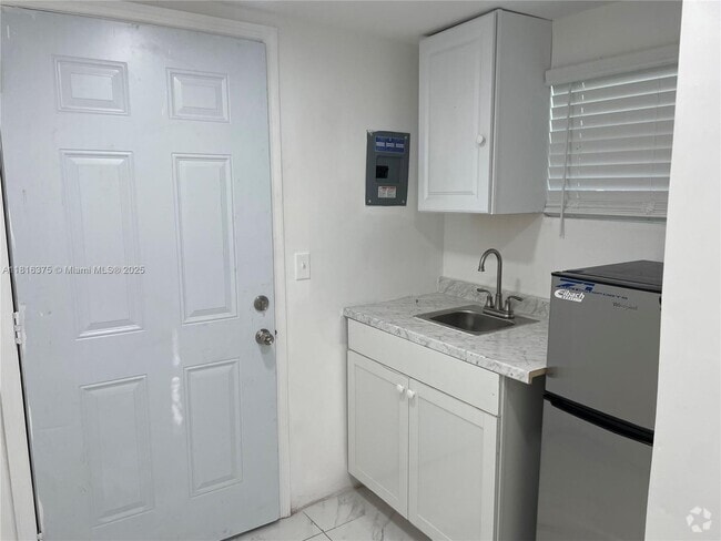 Building Photo - 760 NE 168th St Unit 2 Rental