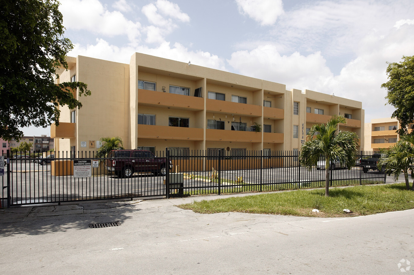Westland Gardens East - Westland Gardens East Apartments