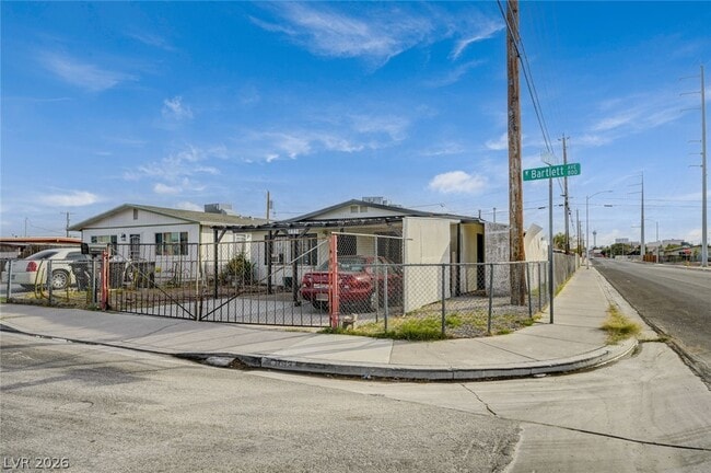 Photo - 893 W Bartlett Ave