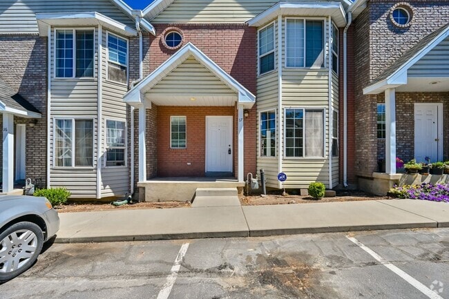 Building Photo - Beautiful Townhome in Amazing Location!