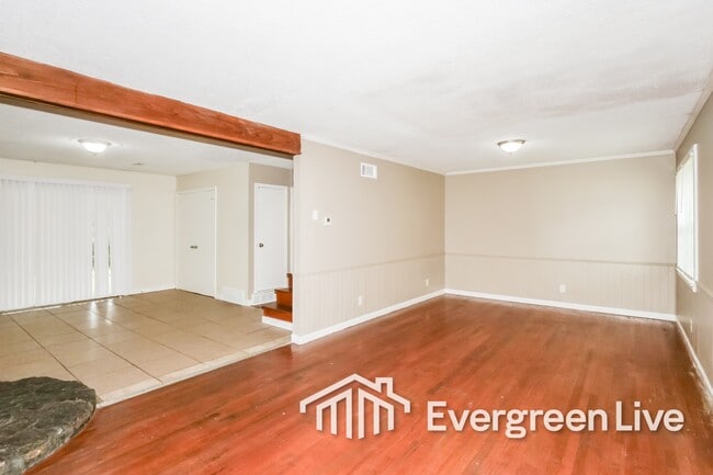 Photo - 8883 Whitworth St