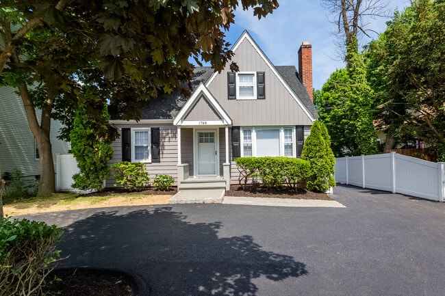 Photo - 1748 Stratfield Rd