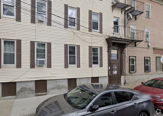 Building Photo - 218 W 8th St Unit 3 Rental