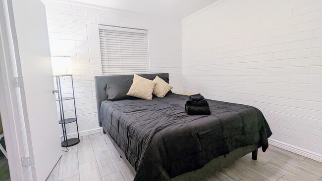 Photo - 150 S Sirrine Unidad B