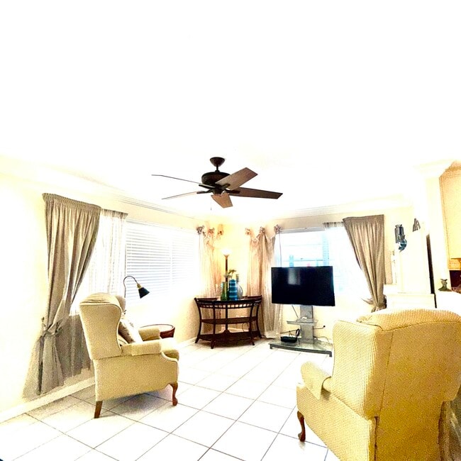 Photo - 137 Farnham F Unit 137