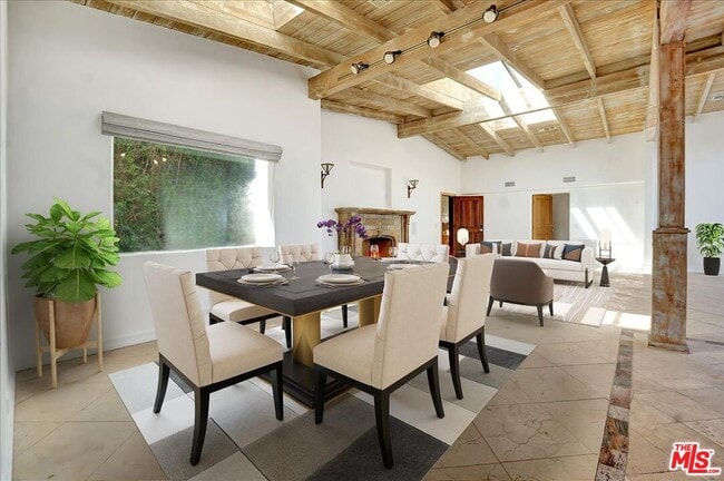 Photo - 960 N Tigertail Rd