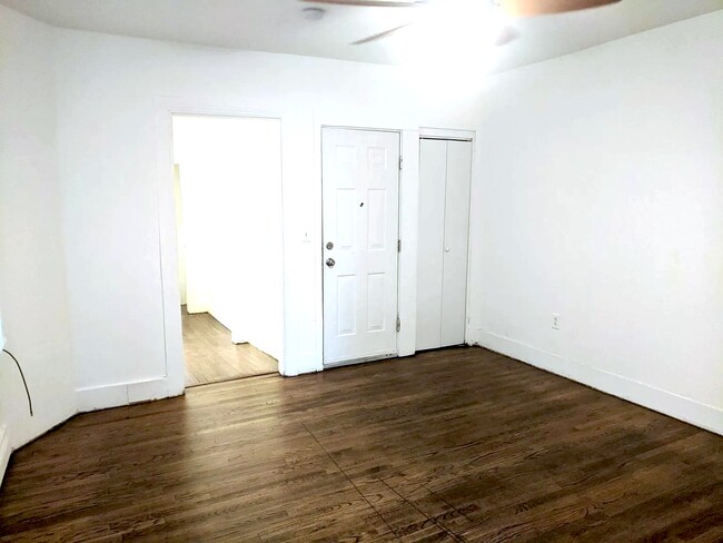 Building Photo - 814 Ferry St Unit 1