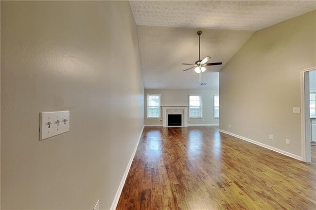 Photo - 405 Windsor Brook Ln SE