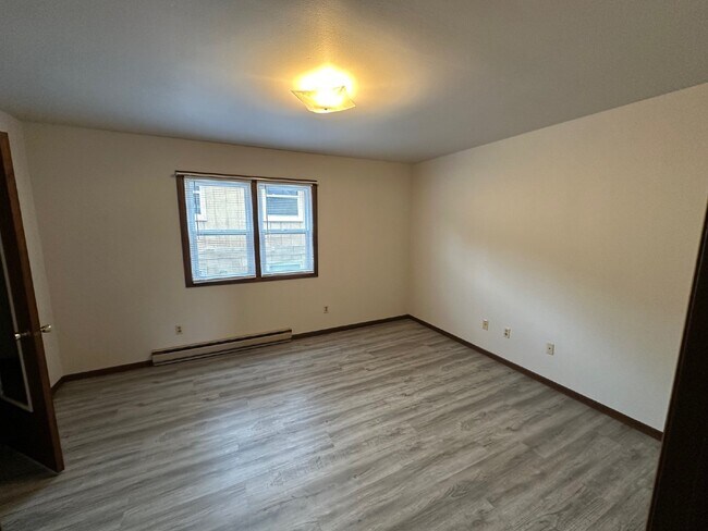 Photo - 1 Bedroom, 1 Bathroom Northside Apartment - Close to River Prairie Center Unidad 5