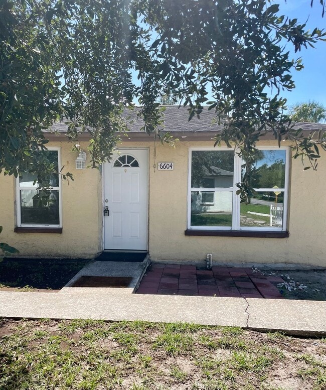 Building Photo - 2/1 Apartment close to downtown New Port R... Unit 6604 VAN BUREN STREET