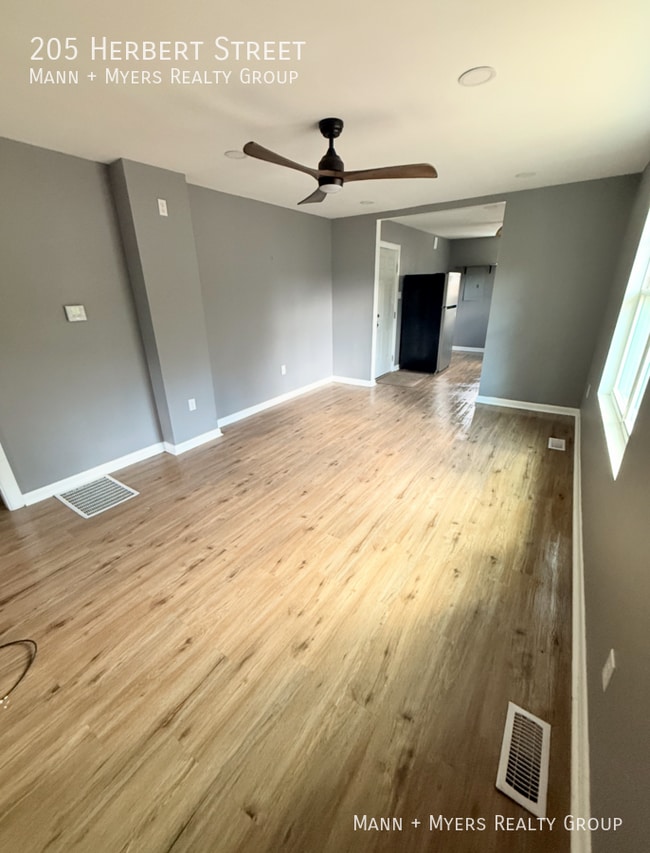 Photo - 205 Herbert St