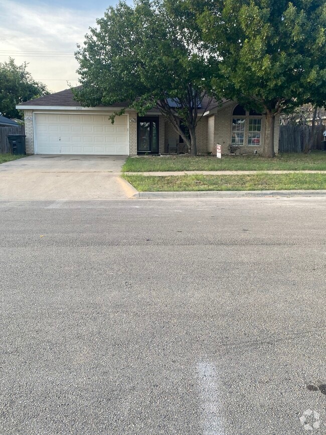 Building Photo - 3201 Woodrow Dr Rental