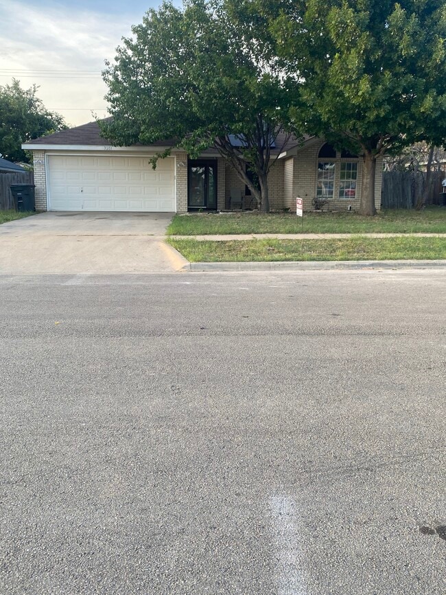 Photo - 3201 Woodrow Dr House
