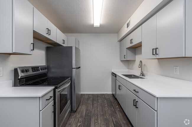 2BR, 2BA - 925SF - Kitchen
