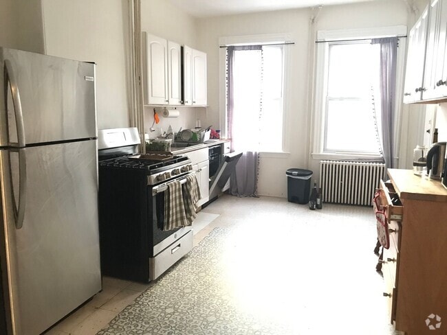 Building Photo - Huge 3 bed with in-unit laundry. Rental