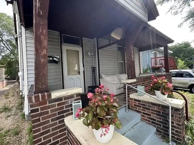 Building Photo - 1425 6th St SE Unit 2 Rental
