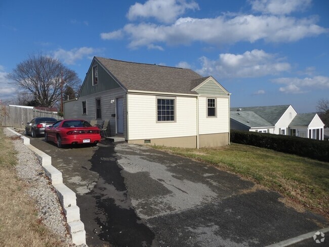 Building Photo - Radford, 4BR / 4BA, Available May 14th Rental