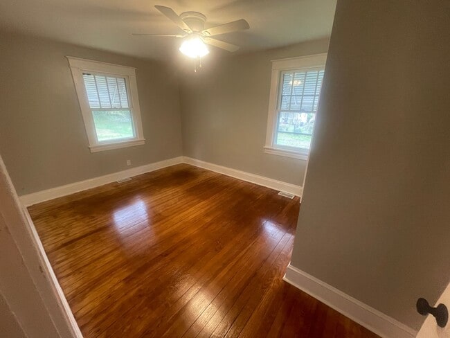 Photo - One Bedroom House for rent close to Riverm...