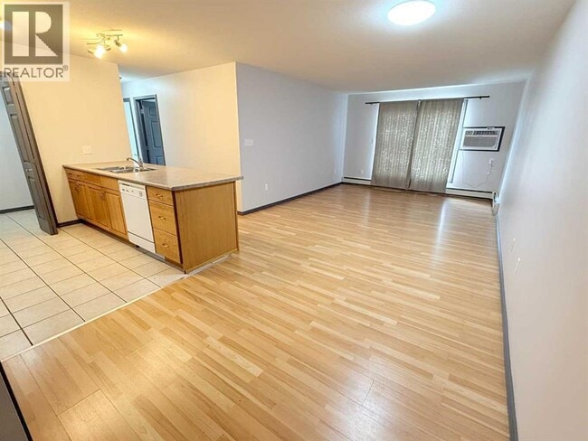 Photo - 6608-6642 42 St