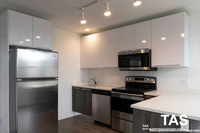 Building Photo - 940 W Winona St Unit 602