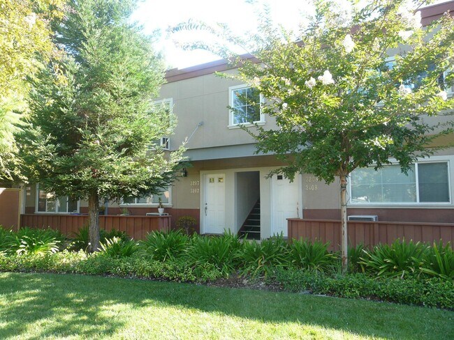 Building Photo - Perfectly Appointed Renovated 2 Bedroom 1 Bath Condo in Santa Clara Unit 3207