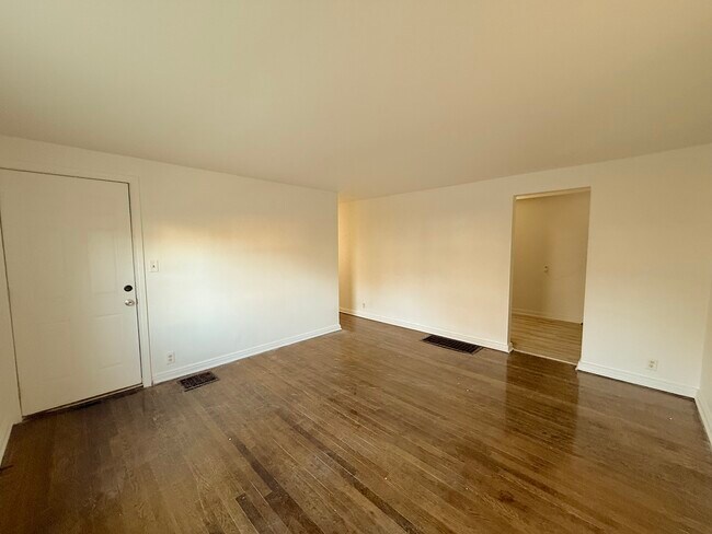 Living room photo 1 - 443 N Prospect St Unit downstairs