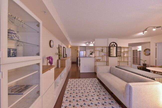 Building Photo - 880 N Pollard St Unit 425