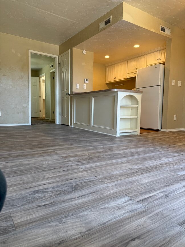 Living room pic 3 - The Colonies Apartments