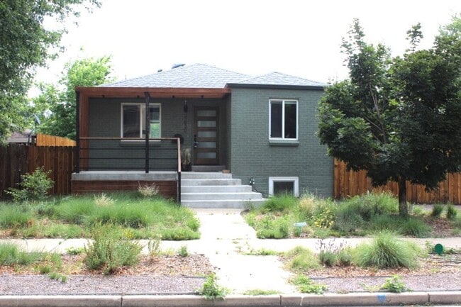 Building Photo - Sunnyside Bungalow with 2 br/2 ba!