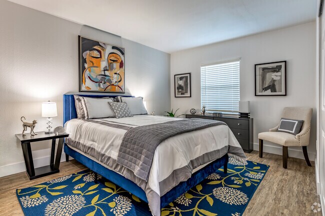 2BR, 1BA - 637SF