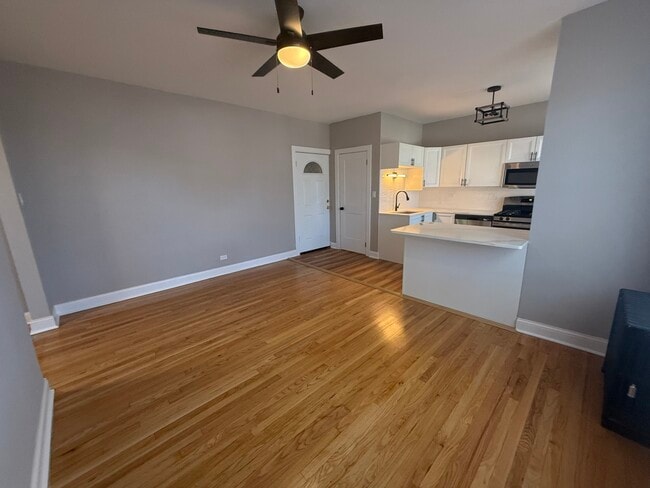Photo - 4956 N Harding Ave Unidad 2