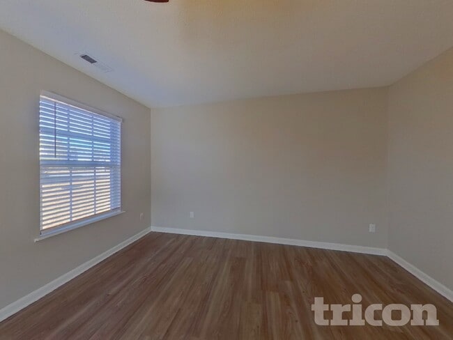 Photo - 349 Denman Loop