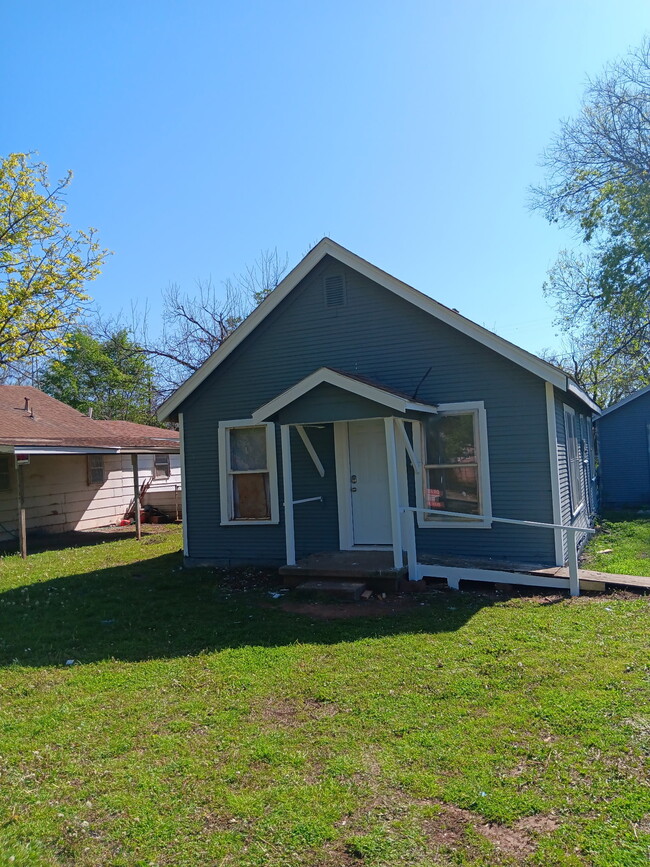 Building Photo - 115 N Pear St Rental
