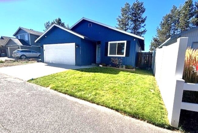 Building Photo - Mountain Views- La Pine