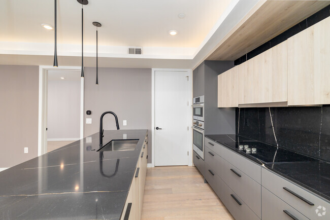 2BR, 2BA - 1,032SF - Kitchen - 807 N 3rd St Apartments