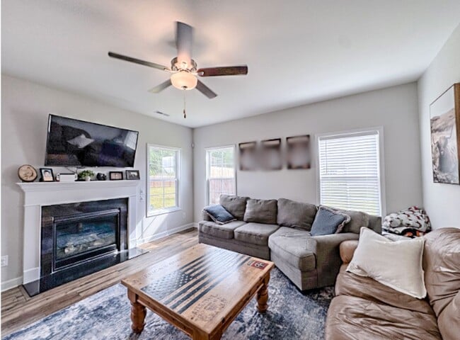 Photo - Stunning 4 Bed Home with Fenced Backyard