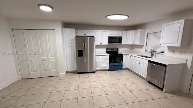 Building Photo - 6046 SW 40th St Unit Rear