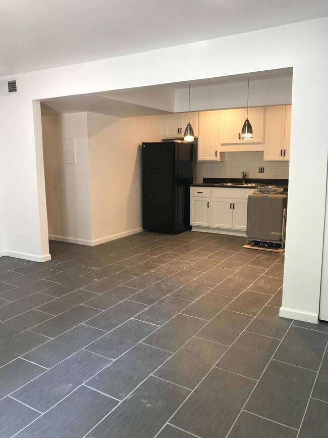 Building Photo - 406 Skyview Dr Unit E