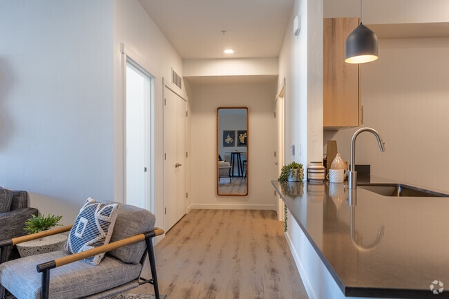 1BR, 1BA - 745SF